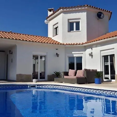 Villa Voor 8 Personen Met Zwembad *