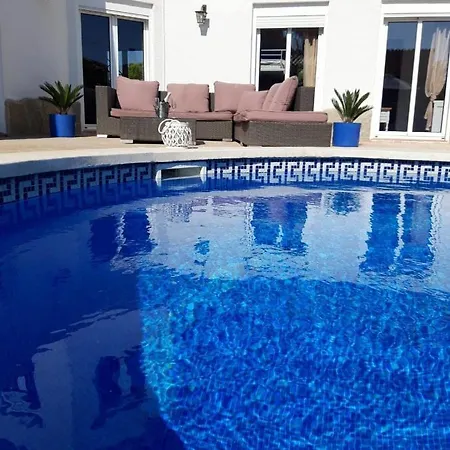 Villa Voor 8 Personen Met Zwembad *
